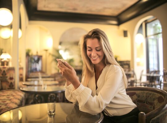 uśmiechnięta kobieta w restauracji