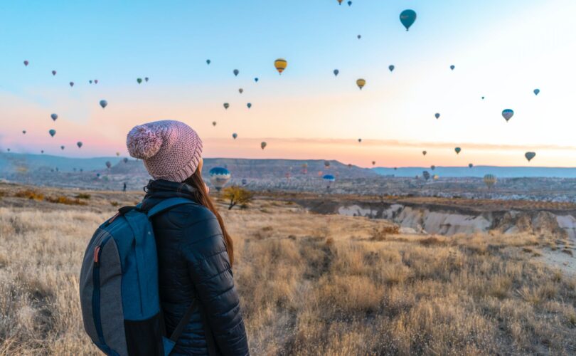 kobieta patrzy na unoszące się balony